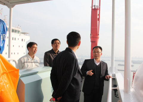 公司領(lǐng)導(dǎo)慰問(wèn)“JOSCO SHINE”輪全體船員