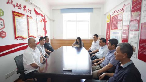 江蘇遠(yuǎn)洋開(kāi)展“七一”前困難黨員慰問(wèn)座談